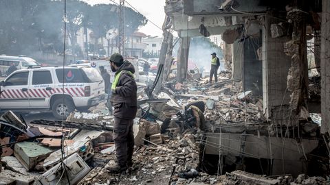 Personal m�dico en un centro sanitario de Bourj Qalaway, L�bano, bombardeado por Israel.