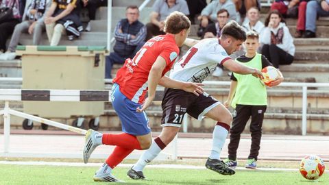 Justino trabaja en defensa en su banda, para frenar a Aimar