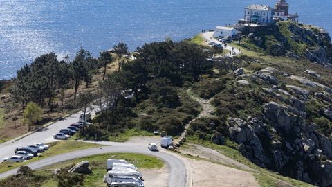 Las autocaravanas se dejan ver en Fisterra con la llegada del buen tiempo.