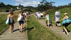 Usuarios llegan a la playa de Rodiles