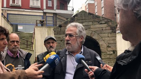 Jos Mara Rosell, portavoz del Grupo de Inmatriculaciones Asturias, atiende a los medios delante de la fuente de La Foncalada