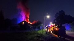 Incendio en el fallado de una casa en el lugar de Vilar, en la parroquia de Berreo, en Trazo.