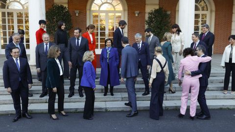 El presidente del Gobierno, Pedro Snchez junto a su nuevo ganinete tras posar para la foto de familia antes del primer Consejo de Ministros de la XV legislatura celebrado este mircoles en el Palacio de La Moncloa.