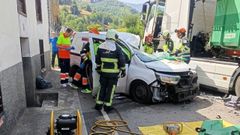 Un herido grave al colisionar una furgoneta y un camin en Cibuyu, Cangas del Narcea