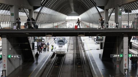 Pasajeros en la estaci�n de Santa Justa, en Sevilla