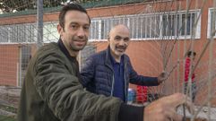 O adestrador Adrián Vázquez (á esquerda) e o presidente Julián Ferreiro, este xoves no campo de Cepelo.