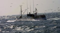 Un pesquero navegando en A Costa da Morte (foto de archivo).