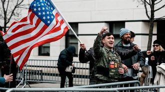 Jake Lang en escrache ante la residencia del alcalde de Nueva York