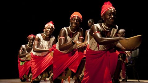 La asociacin Bgoas da Terra har posible que las calles y la Praza Maior de Viveiro vuelvan a llenarse de las msicas, los cantos y los vestuarios que atestiguan las enriquecedoras races culturales de pueblos del planeta muy diversos. En imagen, la formacin Netos de Nazim, de Guinea Bissau, que actuar este agosto en la Mostra