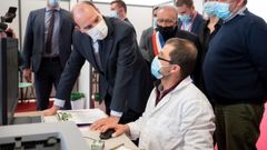El primer ministro Castex, durante una visita a un centro de vacunaci�n 
