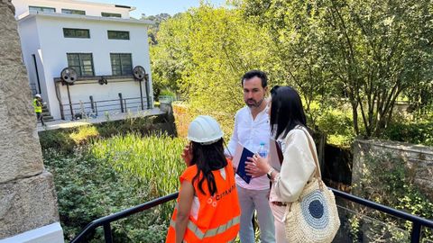 Antonio Ameijide este martes en el exterior de la F�brica de la Luz llena de maleza