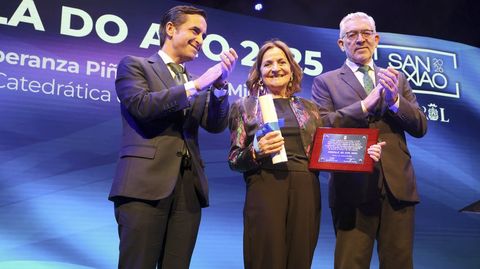 Esperanza Pi�eiro, en el centro, entre los alcaldes de Ferrol y Lugo tras recibir su distinci�n como Ferrol� do Ano 2025.