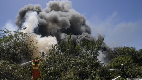 Miembros del cuerpo de Bomberos trabajan en las labores de extinci�n de un incendio en el pol�gono de Silvota