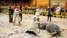 Los integrantes de la carroza ganadora, de Sof�n, realizaron una parodia de la cacer�a del rey Juan Carlos en Botswana.