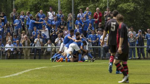 Jugadores del Vetusta celebran el gol al Arenas de Getxo