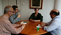 O xefe territorial de Educaci�n C�sar P�rez recibiu a representantes de Fanpa, entre eles Elena Buceta. 