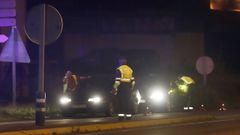 Imagen de archivo de un control nocturno de la Guardia Civil en la rotonda de Xar�s, en Ribeira.