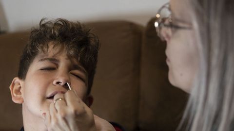 Un niño se hace un test de antígenos en Madrid, donde no se comunican los datos de estas pruebas al Ministerio de Sanidad