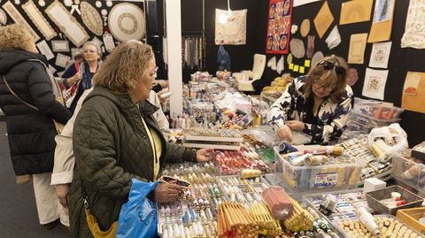 Unha imaxe da Mostra do Encaixe 2025, no recinto de artesan�a e venda 