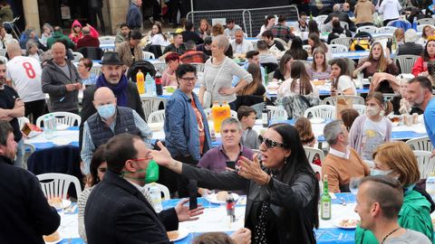 El presidente del Principado, Adri�n Barb�n (i), y la actriz Rossy de Palma (c), este lunes en la Comida en la Calle en la que participan unos 15.000 avilesinos con motivo de la celebraci�n de la tradicional Fiesta del Bollo
