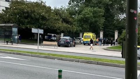 Policía Nacional y Local en la entrada del parque de Santa Margarita. También acudió hasta el punto una ambulancia