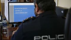 Imagen de archivo de un polica nacional experto en ciberseguridad.