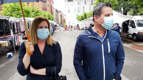 La alcaldesa de Langreo, Carmen Arbes, y el teniente de alcalde, Javier Castro, durante una reciente visita al mercado de los lunes en Sama en su nuevo emplazamiento del parque Dorado