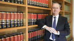 El abogado Ram�n Sab�n, en la sala de reuniones de su despacho en Santiago 