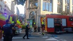Bomberos sofocan un fuego en el cuadro de luces de Correos mientras la Polic�a Local se despliega en la zona