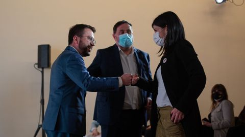 El vicepresidente en funciones de la Generalitat, Pere Aragon�s, el l�der de ERC, Oriol Junqueras, y la secretaria general adjunta, Marta Vilalta, ante de una rueda de prensa el pasado viernes en Barcelona