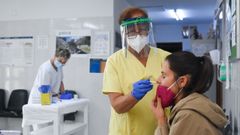 Cribado en Agolada, uno de los concellos que han subido de nivel por los brotes relacionados con las fiestas de Melide