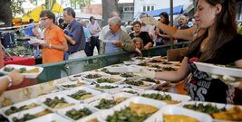 A partir de las dos de la tarde se servir�n decenas de raciones de pimientos de Moug�n. 