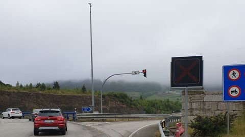 Imagen del acceso de Arroxo (Lourenz) este sbado por la maana, con la A-8 cerrada por niebla