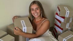 Noa Alonso, con paquetes listos para enviar sus pedidos a los clientes
