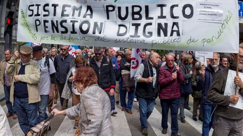 Concentraci�n organizada por las federaciones de pensionistas y jubilados de CCOO y UGT de Asturias, hoy en las principales calles de Oviedo, dentro de la convocatoria realizada en todo el pa�s por la Coordinadora Estatal por la Defensa del Sistema P�blico de Pensiones.