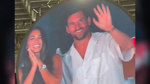 Antonela y Messi en el momento en el que la kiss cam de Coldplay repar en su presencia durante el concierto.