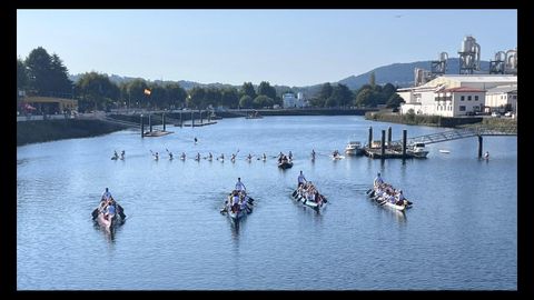 Embarcaci�ns nas que as mulleres participaron na segunda Ruta Fluvial Dragon Boat polo r�o Ulla