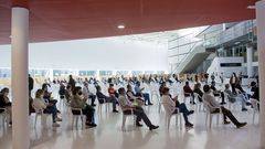 Sala de Expocoru�a donde quienes reciben la vacuna contra el covid-19 deben permanecer durante 15 minutos para controlar posibles reacciones adversas