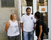 Daniel Montes y su pareja, ayer en la concentraci�n. 