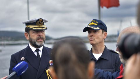 El comandante de la 31� Escuadrilla de Superficie, capit�n de nav�o Jes�s Gonz�lez-Cela Franco, y el comandante del fragata �lvaro de Baz�n, �lvaro Zaragoza Ruiz.