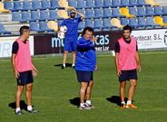 Mois�s, a la derecha de Milo, durante la sesi�n de entrenamiento de ayer en Pasar�n.