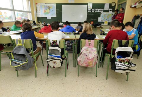 Arriba y abajo. El Ferro Couselo de Valga y el colegio de Rubi�ns, en Vilagarc�a, ofrecieron ayer dos respuestas inversas a la rev�lida de 3�. de Educaci�n Primaria. Mientras en el centro valgu�s solo falt� un ni�o de veinte, en el vilagarciano apenas acudieron a clase dos chavales de un total de diecis�is alumnos. 