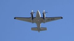 Avi&oacute;n privado Beech C90 que pas&oacute; por el aeropuerto de Vigo en el estreno de la primera torre de control remoto de Espa&ntilde;a. La avioneta, con capacidad para 8 personas, sobrevol&oacute; Peinador pero no tom&oacute; tierra y regres&oacute; a su punto de partida en el aer&oacute;dromo madrile&ntilde;o de Cuatro Vientos