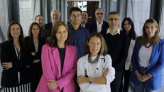 Jornada de Investigaci�n Biom�dica del C�ncer en Galicia en el Chuac. En la imagen, algunos de los ponentes y en primer plano las organizadoras del encuentro: Ang�lica Figueroa, del grupo de plasticidad epitelial y met�stasis, y Charo Garc�a Campelo, responsable del Grupo de Oncologia del Inibic