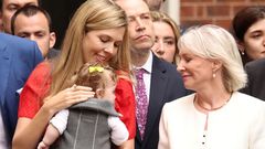 Carrie Johnson, con su hija, durante la rueda de prensa del primer ministro anunciando su dimisin.