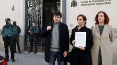 La l�der de M�s Madrid, M�nica Garc�a (en el centro de la imagen) present� junto a otros miembros del PSOE y de Unidas Podemos un escrito por el contrato del hermano de Ayuso