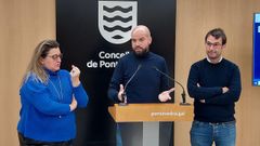 El portavoz socialista en Pontevedra, Ivn Puentes,entre sus compaeros Yoya Blanco y Manuel Faria