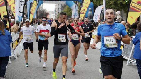 Los corredores en su llegada a la meta de la San Marti�o.