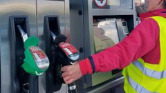 Personal atendiendo una gasolinera en Ribadeo