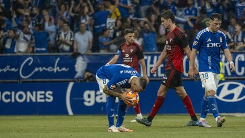 El jugador del Real Oviedo, Santi Cazorla, antes de lanzar el penalti contra el Mirandés